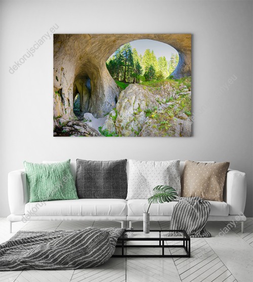 Wizualizacja obrazu przedstawia tunele w skalnej grocie z widokiem na zielony las. Obraz do pokoju dziennego, biura, salonu, sypialni, gabinetu, przedpokoju i jadalni.