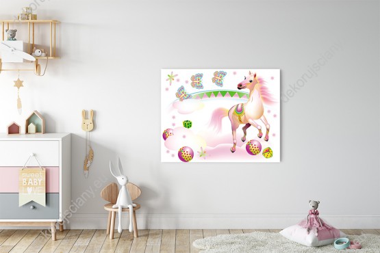 Wizualizacja obrazu do pokoju dziecięcego przedstawia konia biegnącego wśród chmur i kolorowych piłek.