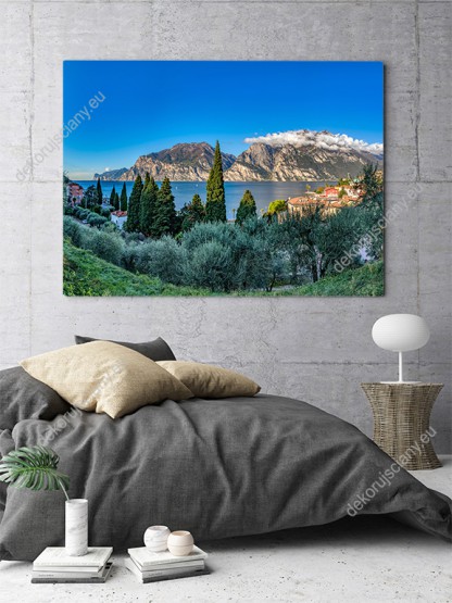 Wizualizacja obrazu z krajobrazem gór, lasów, i miejscowości położonej nad fiordem. Obraz na ścianę do pokoju dziennego, wypoczynkowego, salonu, sypialni, przedpokoju, biura.