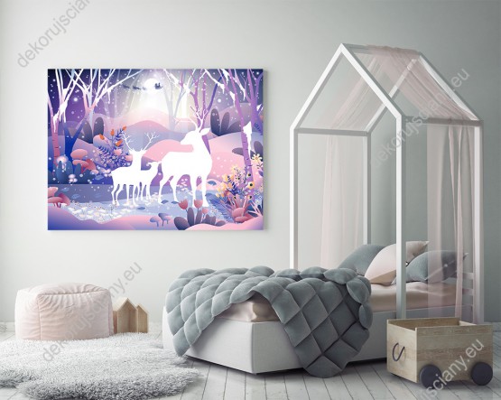 Wizualizacja obrazu do pokoju młodzieżowego i dziecięcego z zimową aurą. Krajobraz magicznego lasu z bajki w barwach fioletu i reniferów patrzących na sanie Świętego Mikołaja lecącego po niebie przy pełni księżyca.