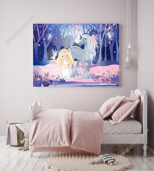 Wizualizacja obrazu do pokoju dziecięcego z bajkową księżniczką, jednorożcem i wróżkami w magicznym, zimowym lesie w odcieniach fioletu.