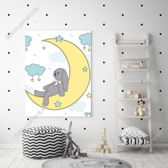 Wizualizacja obrazu do pokoju dziecięcego z szarym królikiem na księżycu i obłoki na białym tle.