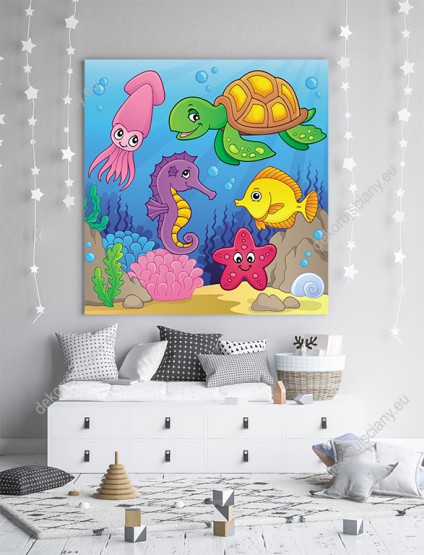Wizualizacja obrazu do pokoju dziecięcego ze zwierzętami z podwodnego świata: żółwiem, rybką, rozgwiazdą, kałamarnicą i konikiem morskim w morskiej toni.