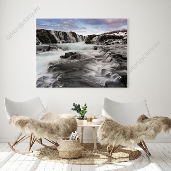 Wizualizacja obrazu z widokiem na szalejące wodospady Islandii spływające po kamieniach. Obraz do pokoju dziennego, salonu, sypialni, gabinetu, biura, przedpokoju i jadalni.