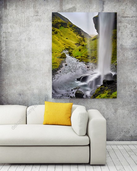 Wizualizacja obrazu z widokiem na wodospad na wpadający do rzeki płynącej przez zieloną dolinę. Obraz do pokoju dziennego, salonu, sypialni, gabinetu, biura, przedpokoju i jadalni.
