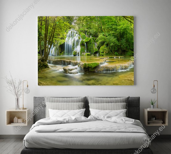 Wizualizacja obrazu z widokiem na wodospad w sercu bujnego, zielonego lasu. Obraz do pokoju dziennego, sypialni, salonu, gabinetu, biura, przedpokoju i jadalni.