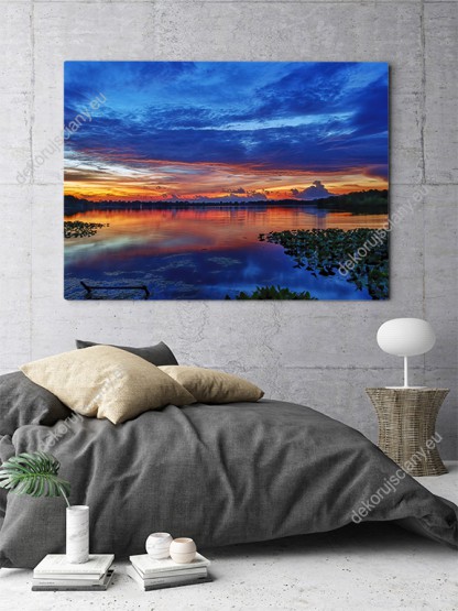 Wizualizacja obrazu przedstawia malowniczy zachód słońca nad tajemniczym jeziorem. Obraz do pokoju dziennego, salonu, sypialni, gabinetu, biura, przedpokoju i jadalni.