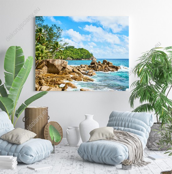 Wizualizacja obrazu z widokiem na kamienistą plażę z turkusową wodą i egzotycznymi palmami wśród granitowych skał. Obraz do pokoju dziennego, salonu, sypialni, gabinetu, biura, przedpokoju i jadalni.