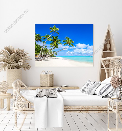 Wizualizacja obrazu z widokiem na przechylone, egzotyczne palmy na tropikalnej plaży. Obraz do pokoju dziennego, sypialni, salonu, gabinetu, biura, przedpokoju i jadalni.