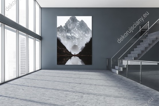 Wizualizacja, czarno-biały obraz z widokiem zamglonych gór odbijających się w lustrze jeziora. Obraz do pokoju dziennego, salonu, sypialni, gabinetu, biura, przedpokoju i jadalni.