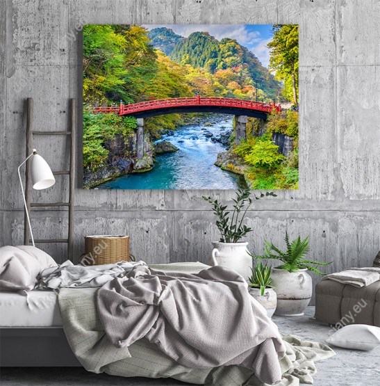 Wizualizacja obrazu z widokiem na czerwony most nad rzeką, wśród jesiennych, górskich lasów w Japonii. Obraz do pokoju dziennego, salonu, sypialni, gabinetu, biura, przedpokoju i jadalni.