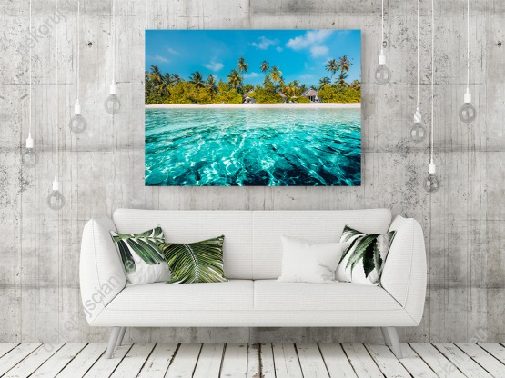 Wizualizacja obrazu z widokiem na rajską tropikalną plażę z lazurowym wybrzeżem. Obraz do pokoju dziennego, sypialni, salonu, gabinetu, biura, przed, pokoju i jadalni.
