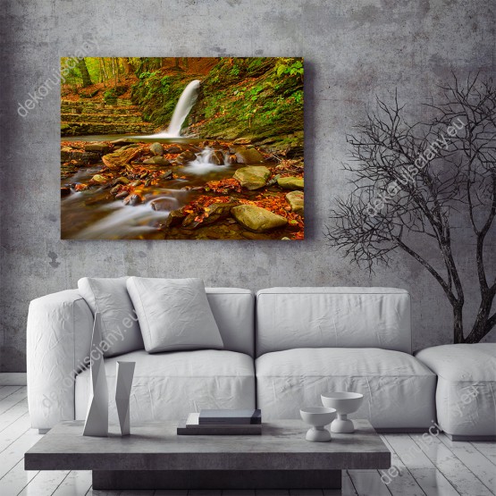 Wizualizacja obrazu z widokiem kamienistego, leśnego potoku i liści w barwach jesieni. Obraz do pokoju dziennego, sypialni, salonu, gabinetu, biura, przedpokoju i jadalni.