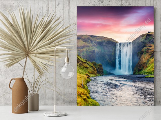 Wizualizacja obrazu z widokiem na górski wodospad wśród wiosennej zieleni w Islandii. Obraz do pokoju dziennego, sypialni, salonu, gabinetu, biura, przedpokoju i jadalni.