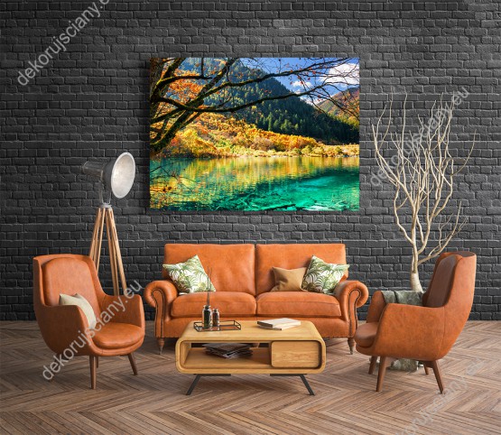 Wizualizacja obrazu w barwach jesieni z widokiem na górzyste lasy i lazurową wodę jeziora. Obraz do pokoju dziennego, salonu, sypialni, gabinetu, biura, przedpokoju i jadalni.
