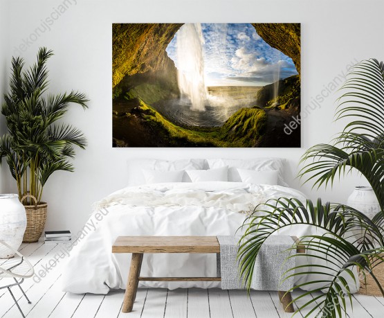 Wizualizacja obrazu z widokiem na wodospad spadający ze skał, a w tle pogodne niebo w Islandii. Obraz do pokoju dziennego, salonu, sypialni, gabinetu, biura, przedpokoju i jadalni.