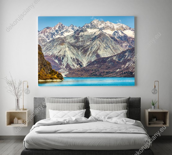 Wizualizacja obrazu z widokiem na ośnieżone góry i lodowce przy zatoce z błękitną wodą Alaski. Obraz do pokoju dziennego, salonu, sypialni, gabinetu, biura, przedpokoju i jadalni.