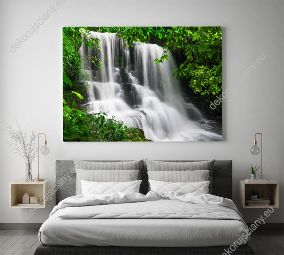 Wizualizacja obrazu z widokiem na wspaniały wodospad w wśród bujnej roślinności tropikalnej dżungli. Obraz do pokoju dziennego, salonu, sypialni, gabinetu, biura, przedpokoju i jadalni.