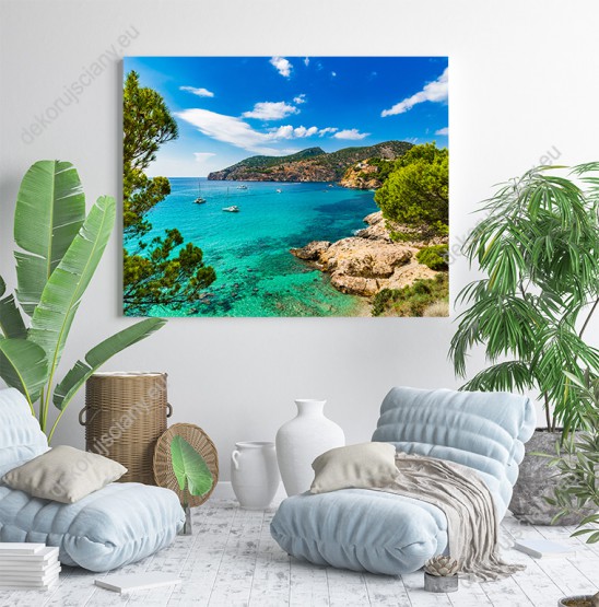 Wizualizacja obrazu z widokiem egzotycznej wyspy i lazurowej wody Majorki. Obraz do pokoju dziennego, sypialni, salonu, gabinetu, biura, przedpokoju i jadalni.