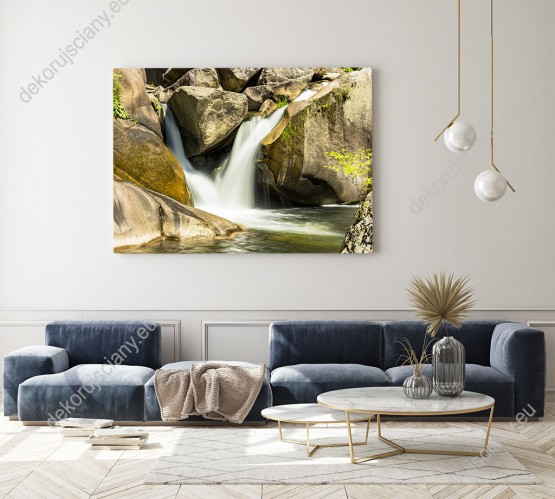 Wizualizacja obrazu z widokiem na górski wodospad wśród skał. Obraz do pokoju dziennego, salonu, sypialni, biura, gabinetu, przedpokoju i jadalni.