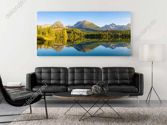 Wizualizacja obrazu z widokiem na panoramę jeziora otoczonego zielonymi lasami i szczytami górskimi. Obraz do pokoju dziennego, salonu, sypialni, gabinetu, biura, przedpokoju i jadalni.