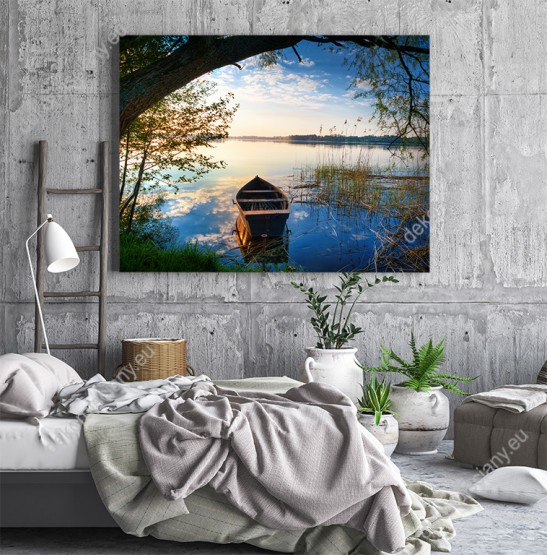 Wizualizacja obrazu z widokiem na łódź unosząca się na wodach Mazurskiego jeziora. Obraz do pokoju dziennego, sypialni, salonu, gabinetu, biura, przedpokoju i jadalni.
