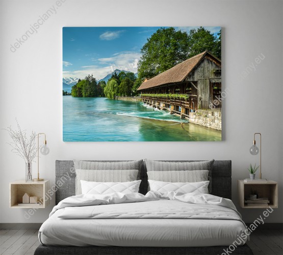 Wizualizacja obrazu z widokiem na krajobraz górskiej rzeki Ara w Szwajcarii. Obraz do pokoju dziennego, sypialni, salonu, gabinetu, biura, przedpokoju i jadalni.