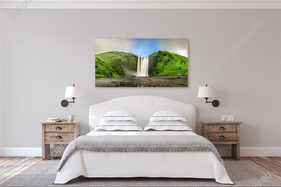 Wizualizacja obrazu z widokiem na wodospad wypływający z zielonych gór na Islandii. Obraz do pokoju dziennego, sypialni, salonu, gabinetu, biura, przedpokoju i jadalni.