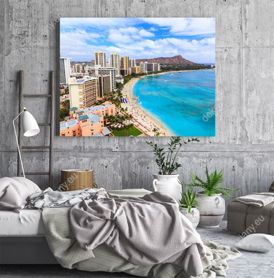Wizualizacja obrazu z widokiem na hawajskie miasto i plażę położone nad lazurową wodą oceanu. Obraz do pokoju dziennego, sypialni, salonu, gabinetu, biura, przedpokoju i jadalni.