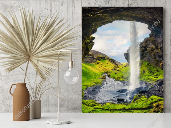 Wizualizacja obrazu z widokiem na krajobraz zielonej doliny, wodospadu i skał na Islandii. Obraz do pokoju dziennego, sypialni, salonu, gabinetu, biura, przedpokoju i jadalni.