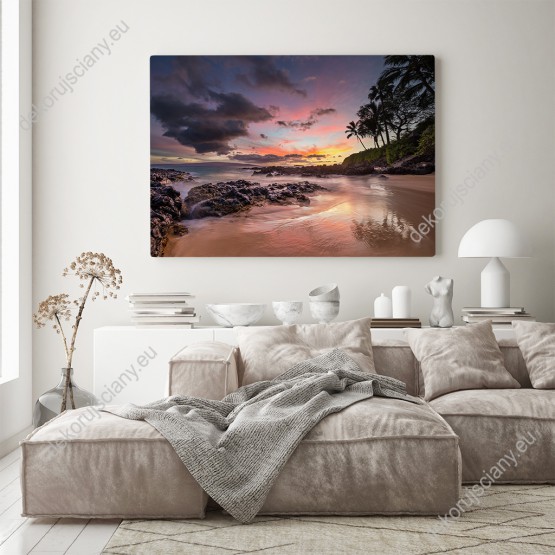Wizualizacja obrazu z widokiem na tropikalną plażę i spokojne morze przy malowniczym zachodzie słońca. Obraz do pokoju dziennego, salonu, sypialni, gabinetu, biura, przedpokoju i jadalni.