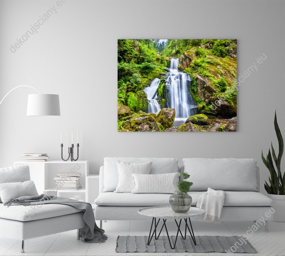 Wizualizacja obrazu z widokiem na górski wodospad otoczony wiosennym lasem. Obraz do pokoju dziennego, sypialni, salonu, gabinetu, biura, przedpokoju i jadalni.