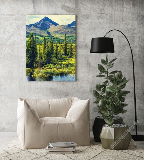 Wizualizacja obrazu z panoramą gór i wiosennej roślinności Alaski. Obraz do pokoju dziennego, salonu, sypialni, biura, gabinetu, przedpokoju i jadalni.