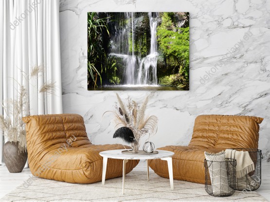 Wizualizacja obrazu z widokiem na wodospad wśród skał otoczony egzotyczną roślinnością. Obraz do pokoju dziennego, sypialni, biura, salonu, gabinetu, przedpokoju i jadalni.