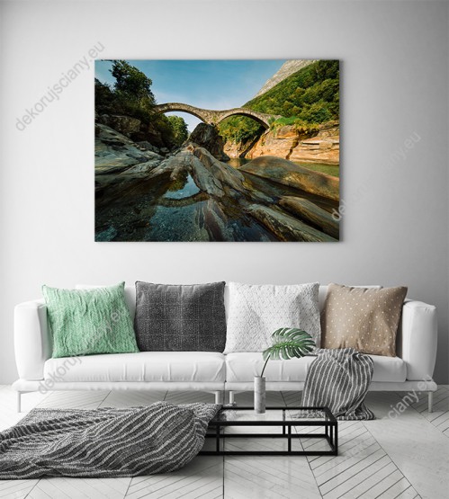 Wizualizacja obrazu z kamiennym mostem nad rzeką Lavertezzo w Szwajcarii. Obraz do pokoju dziennego, sypialni, salonu, gabinetu, biura, przedpokoju i jadalni.
