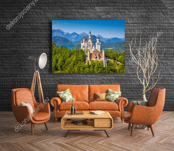 Wizualizacja obrazu z widokiem na zamek otoczony wiosennymi drzewami a w tle wysokie góry. Obraz do pokoju dziennego, salonu, sypialni, biura, gabinetu, przedpokoju i jadalni.
