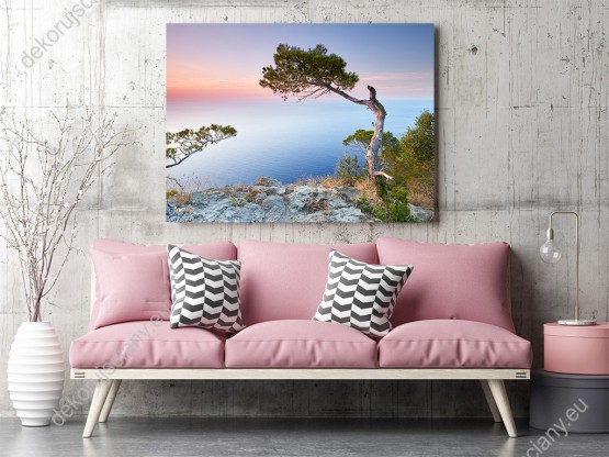 Wizualizacja obrazu z widokiem na sosnowe drzewo, na tle z błękitnego morza, na Majorce. Obraz do pokoju dziennego, sypialni, salonu, gabinetu, biura, przedpokoju i jadalni.