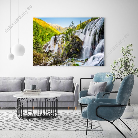 Wizualizacja obrazu z malowniczym widokiem na górskie wodospady otoczone wiosennymi drzewami. Obraz do pokoju dziennego, sypialni, salonu, gabinetu, biura, przedpokoju i jadalni.