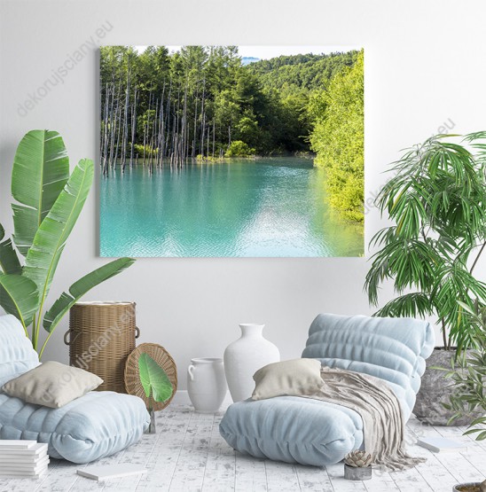 Wizualizacja obrazu panoramę wiosennych drzew okalających turkusowe jezioro. Obraz do pokoju dziennego, sypialni, salonu, gabinetu, biura, przedpokoju i jadalni.