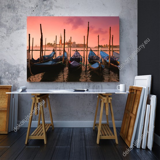 Wizualizacja obrazu przedstawia gondole w purpurowym świetle wschodu słońca, w Wenecja. Taki obraz świetnie sprawdzi się w pokoju dziennym, salonie, sypialni, przedpokoju, biurze, jadalni.