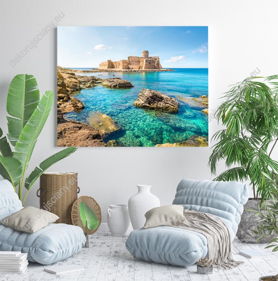 Wizualizacja obrazu z widokiem na stary zamek otoczony lazurową wodą we Włoszech. Obraz do pokoju dziennego, sypialni, salonu, gabinetu, biura, przedpokoju i jadalni.