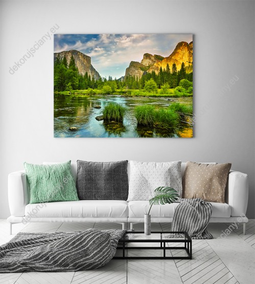 Wizualizacja obrazu z widokiem na kalifornijskie góry, rzekę i wiosenny las. Obraz do pokoju dziennego, sypialni, salonu, gabinetu, biura, przedpokoju i jadalni.