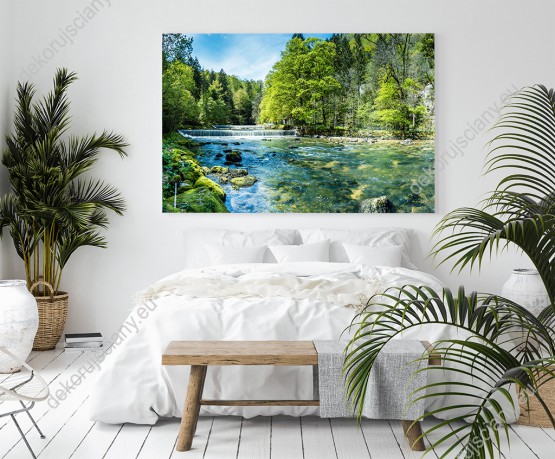 Wizualizacja obrazu z widokiem na rzekę płynącą w środku wiosennego lasu. Obraz do pokoju dziennego, sypialni, salonu, gabinetu, biura, przedpokoju i jadalni.