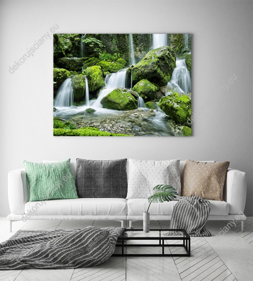 Wizualizacja obrazu przedstawia wodospad płynący po skałach w kolorze zieleni. Obraz do salonu, sypialni, pokoju dziennego, biura, gabinetu, przedpokoju, jadalni.