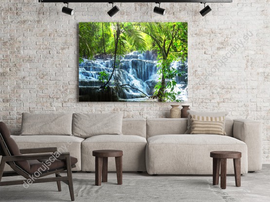 Wizualizacja obrazu z wodospadem wśród tropikalnego lasu. Obraz do sypialni, salonu, pokoju dziennego, gabinetu, biura, przedpokoju.