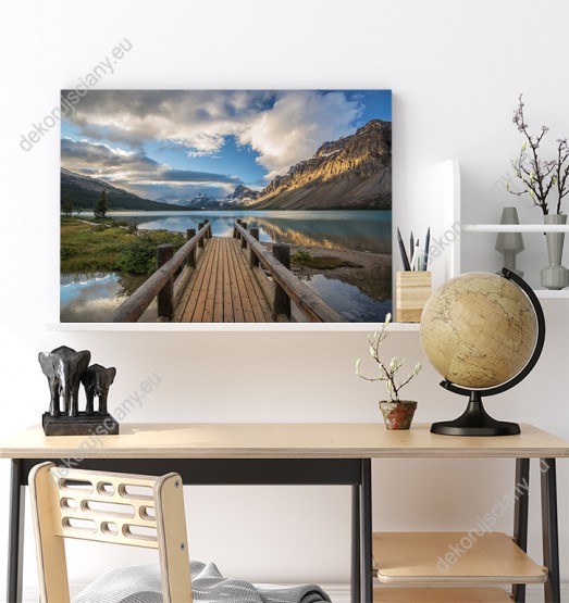 Wizualizacja obrazu przedstawia most nad jeziorem Bow i góry skaliste w Kanadzie. Taki obraz świetnie sprawdzi się w pokoju dziennym, sypialni, salonie, przedpokoju, jadalni, biurze.