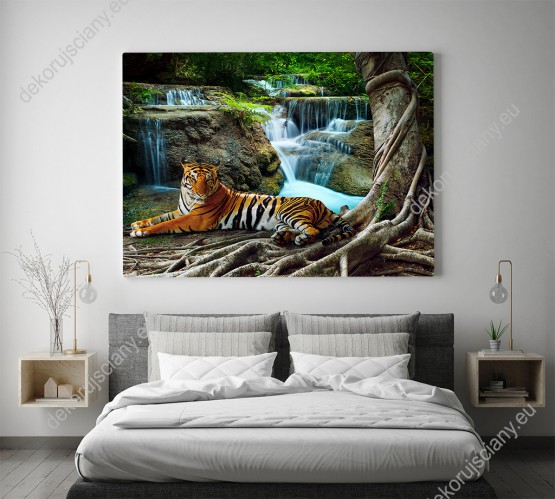Wizualizacja obrazu z widokiem odpoczywającego przy wodospadzie tygrysa. Obraz przeznaczony do pokoju dziennego, dziecięcego, młodzieżowego, salonu, sypialni, biura.