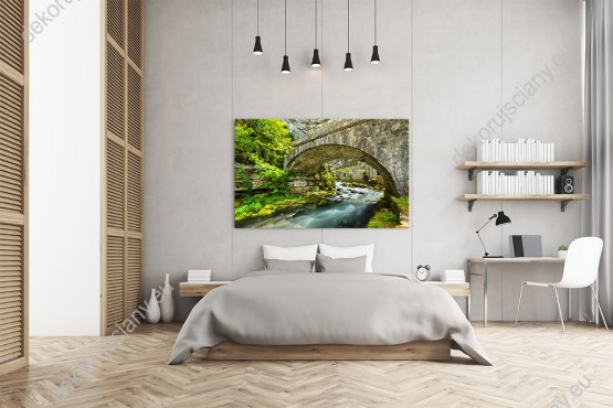 Wizualizacja obrazu z widokiem na murowany most nad potokiem w górskiej scenerii. Obraz do salonu, sypialni, pokoju dziennego, biura, gabinetu, przedpokoju, jadalni.