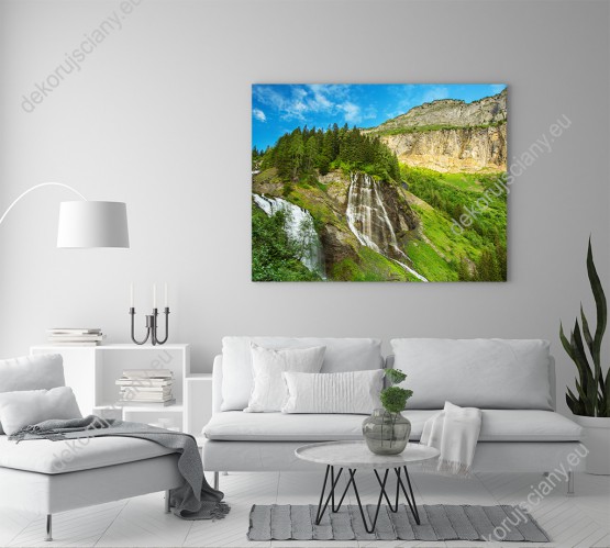 Wizualizacja obrazu z panorama na górski wodospad w Parku Narodowym we Francji. Obraz do salonu, sypialni, pokoju dziennego, gabinetu, biura, przedpokoju.