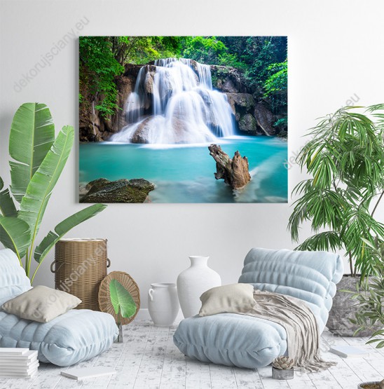 Wizualizacja obrazu z malowniczym wodospadem wśród bogatej roślinności w Tajlandii. Obraz do salonu, sypialni, pokoju dziennego, gabinetu, biura, przedpokoju.